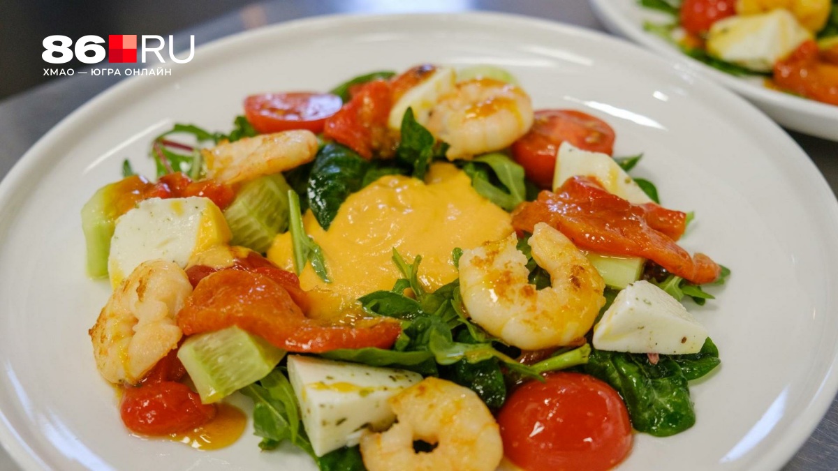 Салат с креветками: идея для легкой закуски на 8 Марта. Пошаговый рецепт — в видео