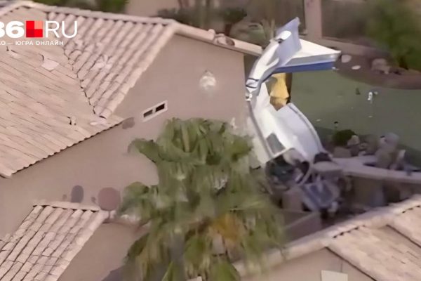 Самолет рухнул на жилые дома в США — видео крушения