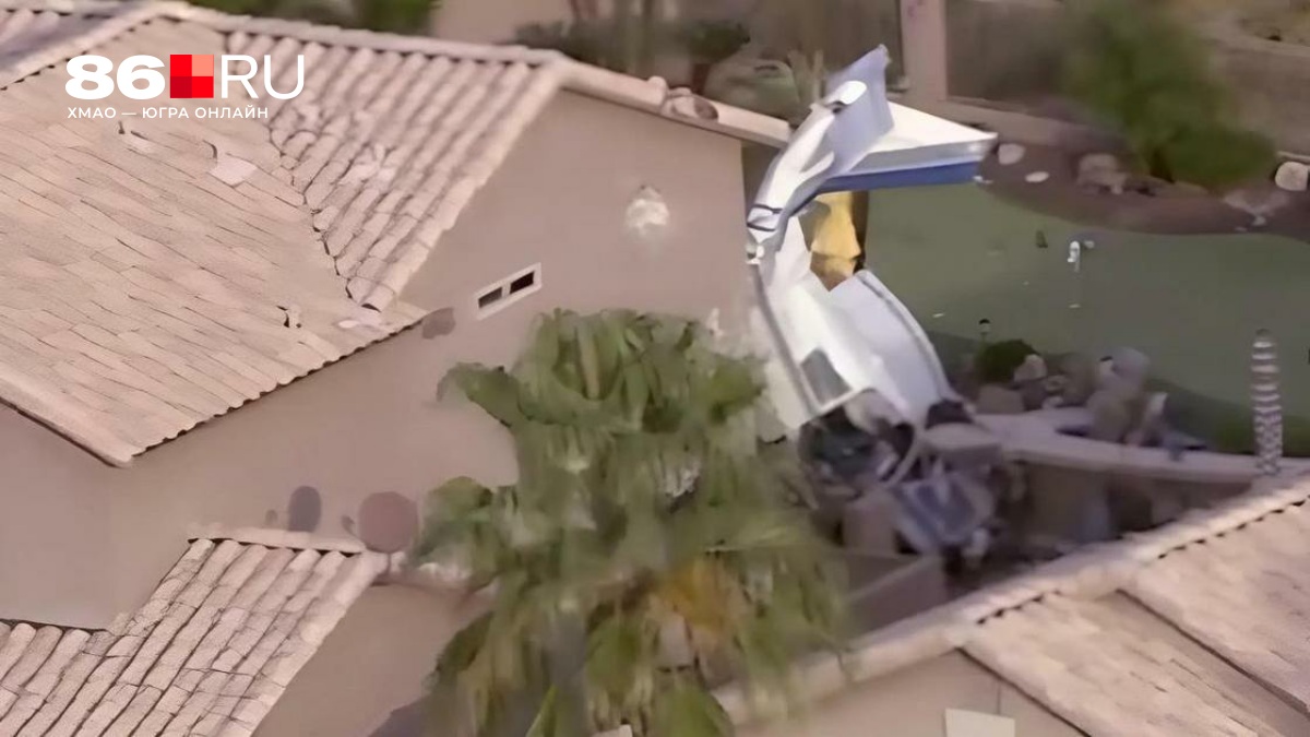 Самолет рухнул на жилые дома в США — видео крушения