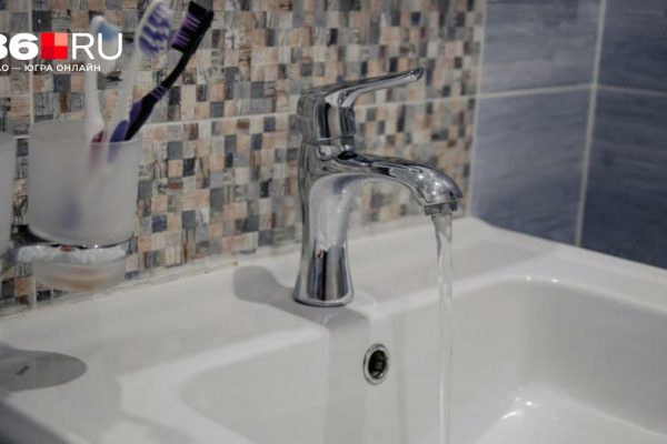 В жилых домах в центре Сургута отключат холодную воду