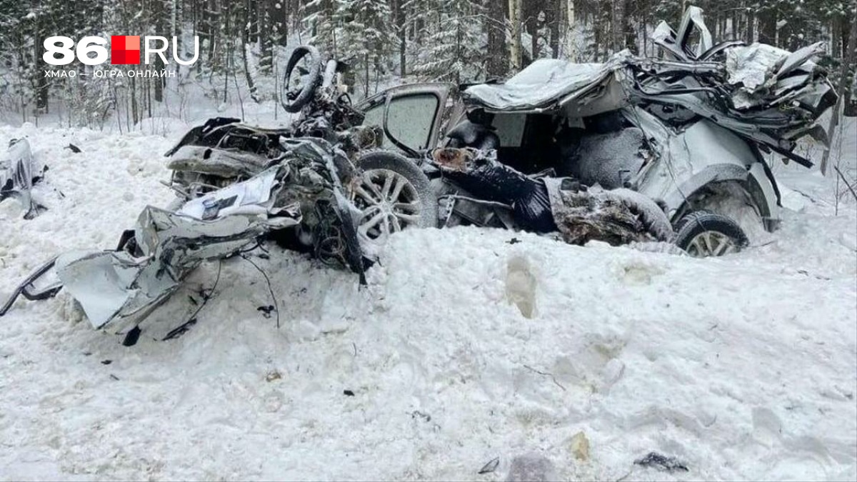 От легковушки ничего не осталось. Двое югорчан погибли в жутком ДТП с грузовиком