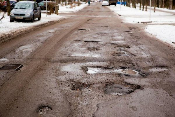 Какие ямы считаются «убийцами колес» и кто должен платить компенсацию за ремонт авто