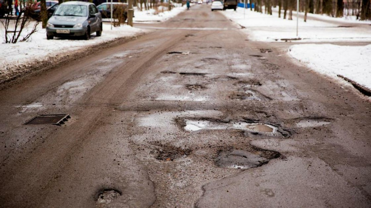 Какие ямы считаются «убийцами колес» и кто должен платить компенсацию за ремонт авто