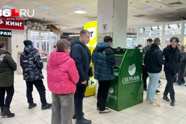 Россияне за месяц сняли со счетов более 1,6 триллиона рублей. Стране грозит банковский кризис?