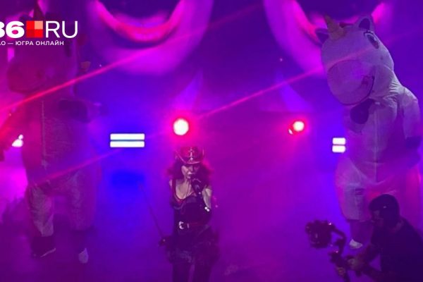 «Мамочка» с плеткой и «своя девчонка» 50+: как звезды нулевых пытаются вернуть свою молодость и почему на это стыдно смотреть