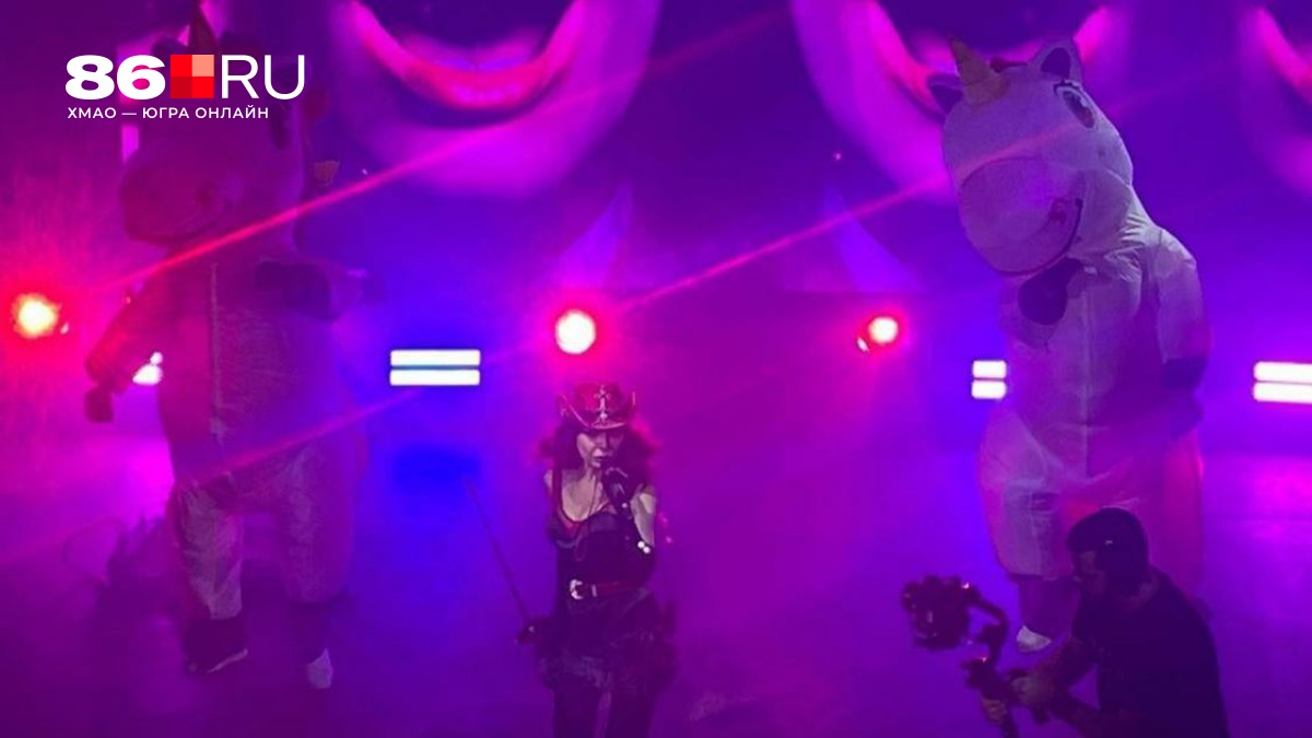 «Мамочка» с плеткой и «своя девчонка» 50+: как звезды нулевых пытаются вернуть свою молодость и почему на это стыдно смотреть