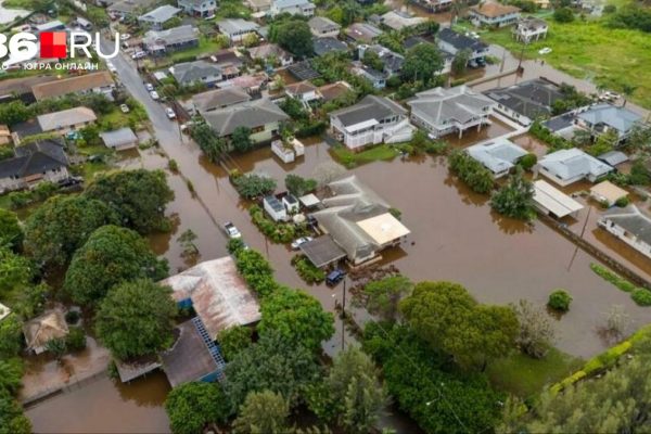 Машины плывут по улицам: на одном из популярных курортов произошло сильнейшее за 20 лет наводнение — видео