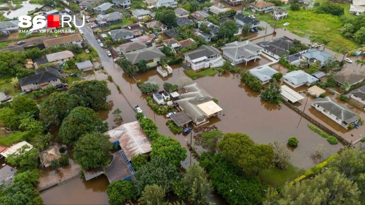 Машины плывут по улицам: на одном из популярных курортов произошло сильнейшее за 20 лет наводнение — видео