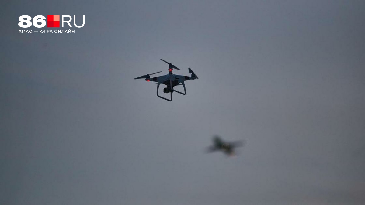 Дроны сбрасывали взрывчатые вещества и ударили по предприятию: за 6 часов над Россией сбили 74 беспилотника