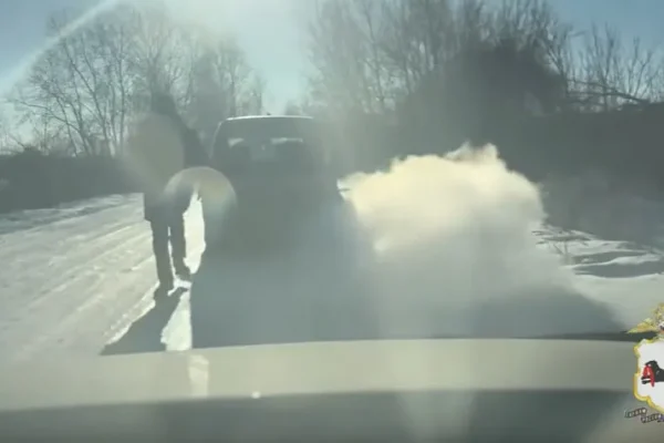 Полицейским в Иркутской области пришлось на ходу останавливать автомобиль, на котором пыталась скрыться наркосбытчица