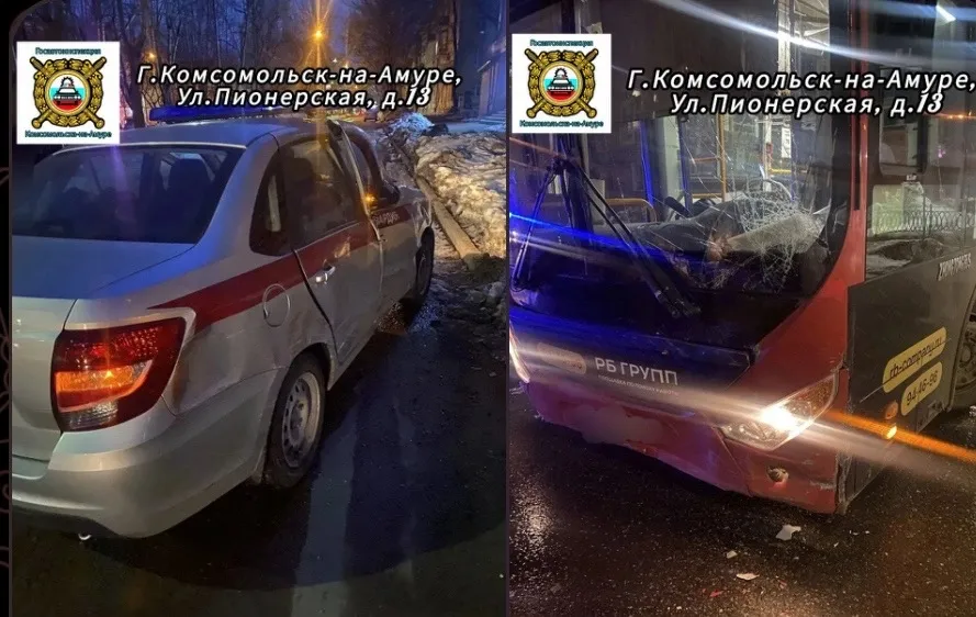 В Комсомольске-на-Амуре легковушка врезалась в рейсовый автобус с десятью пассажирами