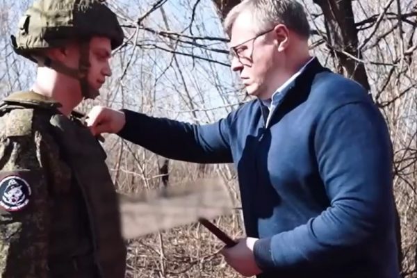Губернатор Астраханской области передал бойцам СВО награды