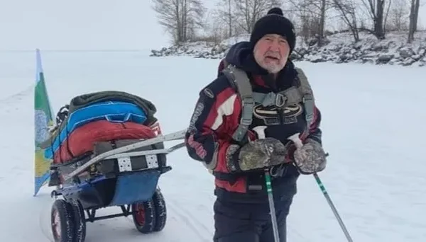 77-летний житель Красноярского края в одиночку преодолел ледовый маршрут вокруг Байкала всего за месяц