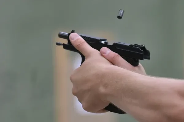 Полицейским пришлось стрелять по машине с подростком за рулём в Красноярском крае