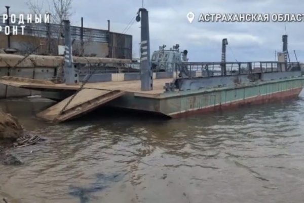 Жители астраханского села на полтора месяца остались без парома