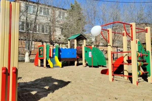 В селе Икряном появилась современная игровая площадка