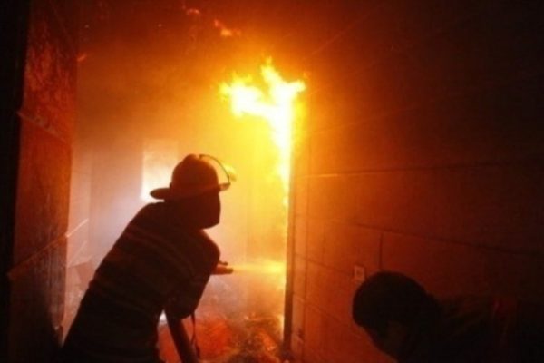 В Астрахани при пожаре пострадала пожилая женщина