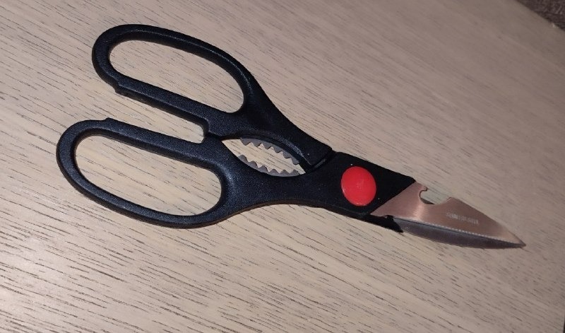 Саратовская пенсионерка воткнула ножницы в мужчину из-за неразделённых чувств