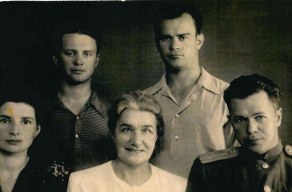 В Астраханском драматическом театре откроется выставка, посвященная династии Альяновой-Дайхес