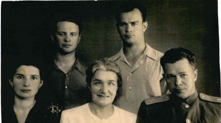 В Астраханском драматическом театре откроется выставка, посвященная династии Альяновой-Дайхес