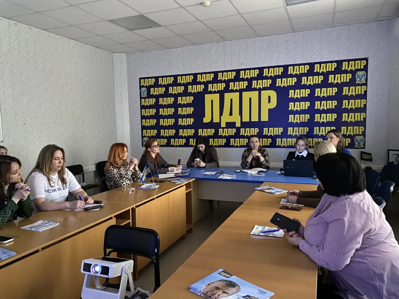 В астраханском отделении ЛДПР обсудили реальные механизмы защиты женщин | АРБУЗ