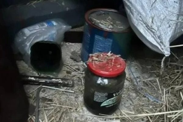 Полицейские нашли у астраханца банки с каннабисом