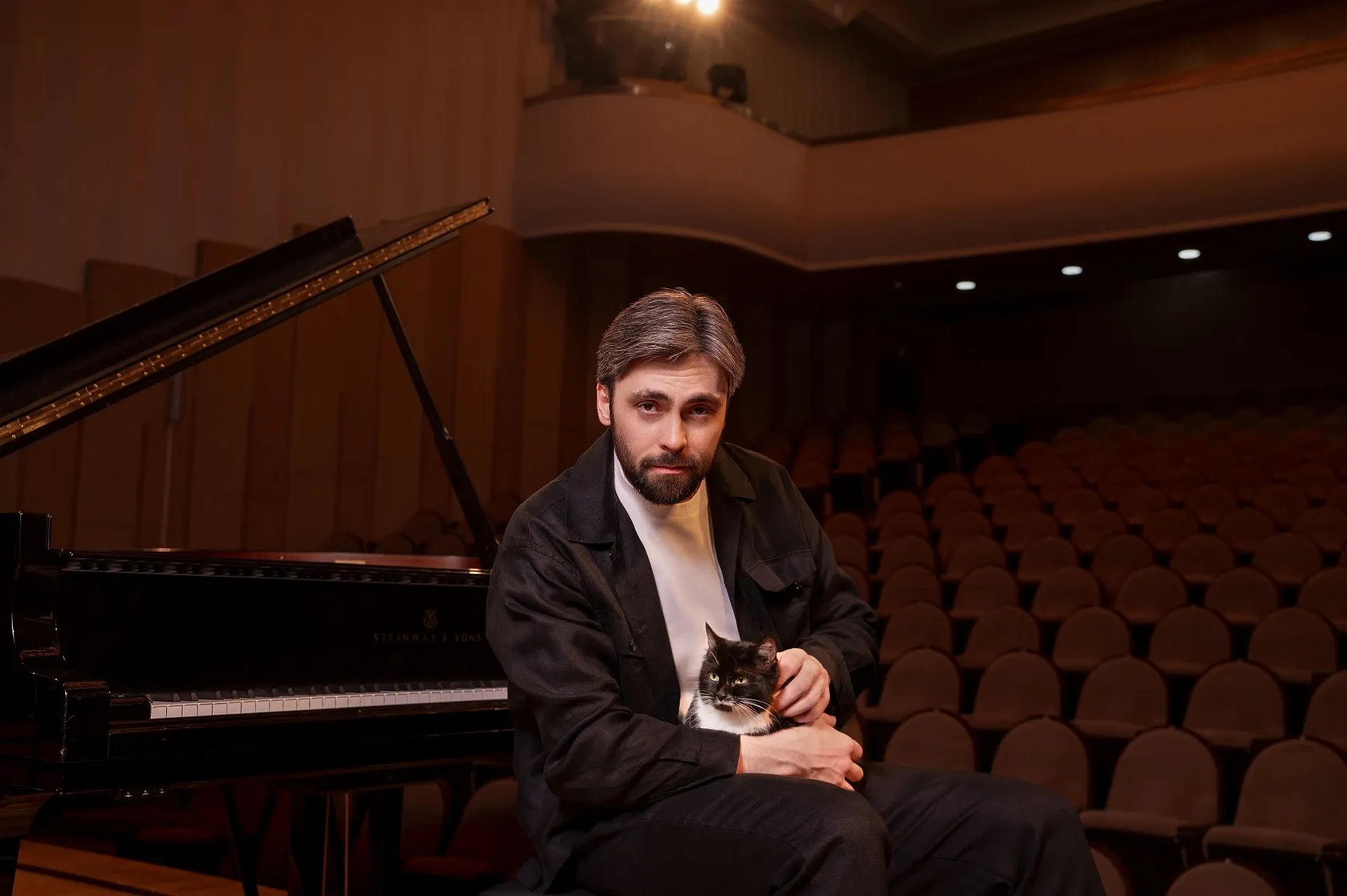 Артисты Красноярской филармонии устроили необычную фотосессию, чтобы помочь бездомным котам обрести семью