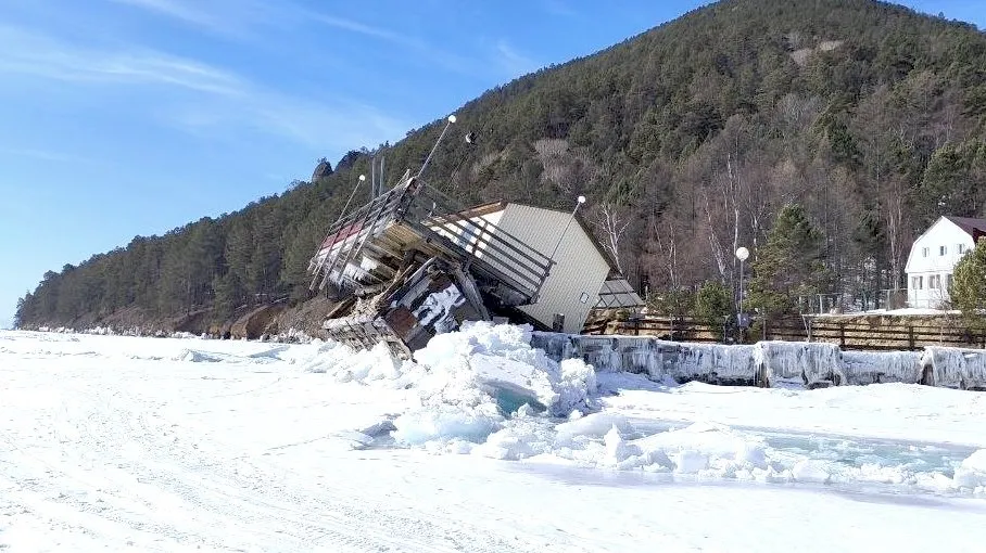 Лед Байкала вынес на берег причал и дом полевого стационара с научным оборудованием