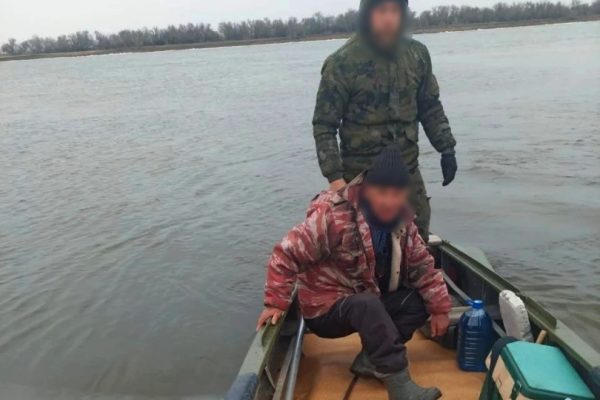 Астраханец-рыбак отправился в вынужденное путешествие по реке на льдине | АРБУЗ