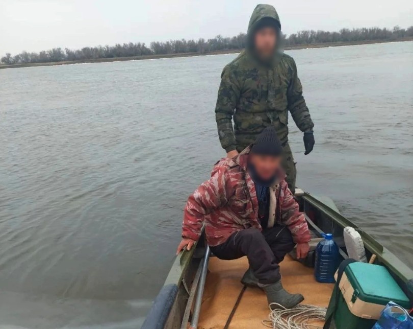 Астраханец-рыбак отправился в вынужденное путешествие по реке на льдине | АРБУЗ