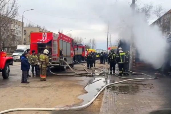 В Советском районе Астрахани горят уличные ларьки