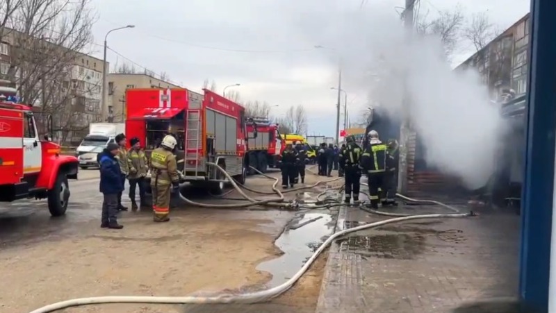 В Советском районе Астрахани горят уличные ларьки
