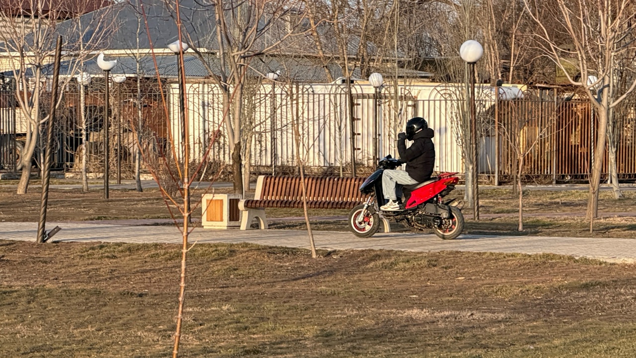 В Астрахани подростки превратили парк в гоночную трассу | АРБУЗ