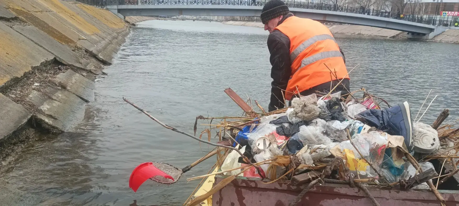 В Астрахани коммунальщики убирают мусор с водоемов и красят мосты - PRO Астрахань