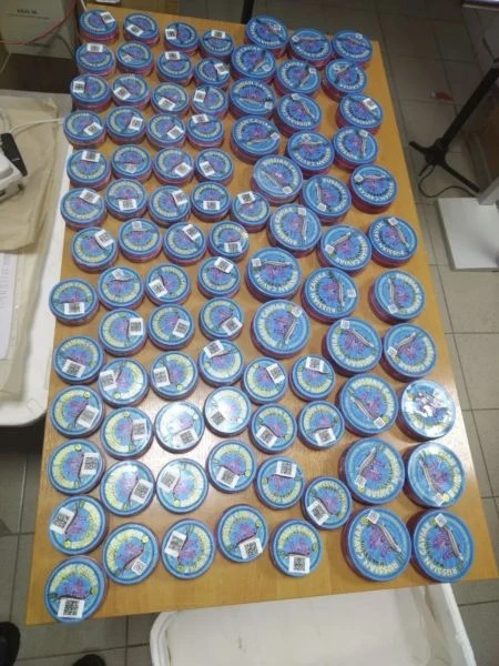 В Астраханской области в автомобиле полицейские нашли почти сотню банок с черной икрой