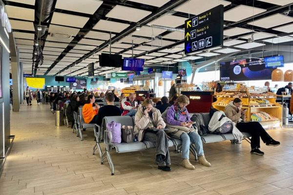 В закрытом для полетов аэропорту Краснодара пассажиры скрашивают время ожидания песнями