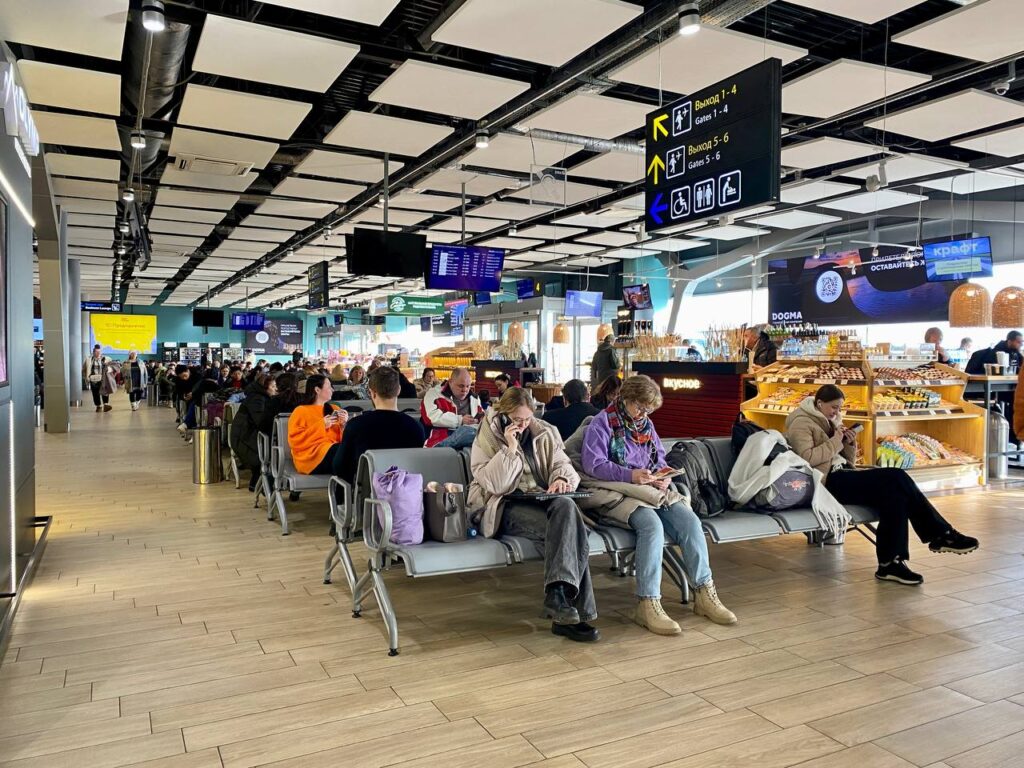 В закрытом для полетов аэропорту Краснодара пассажиры скрашивают время ожидания песнями