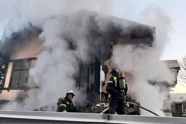 В центре Сочи загорелся двухэтажный дом