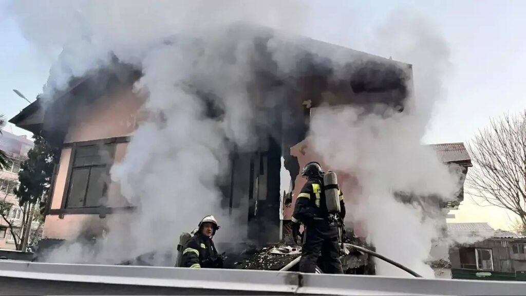 В центре Сочи загорелся двухэтажный дом