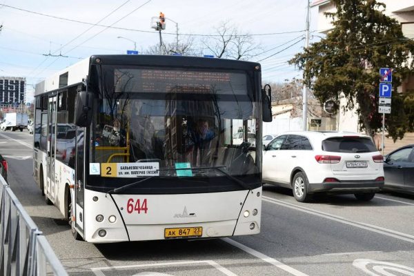 В Краснодаре на Радоницу увеличат количество трамваев и автобусов в сторону кладбищ