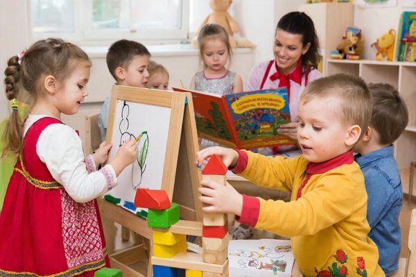 Астраханцам рассказали, как подать заявление на очередь в детский сад