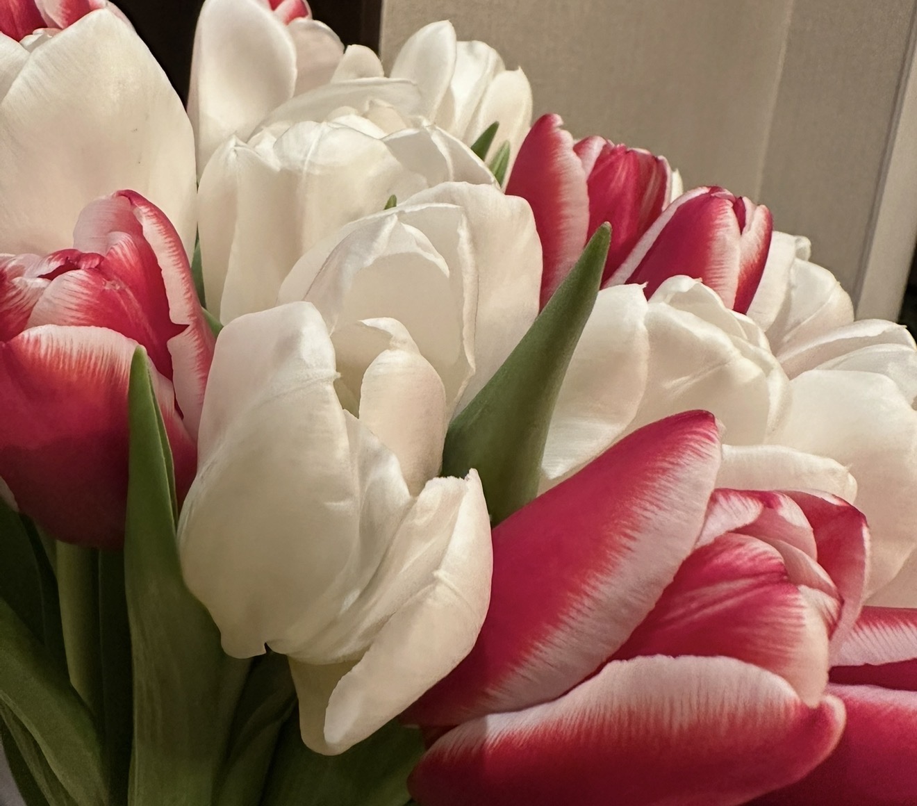 Астраханцы рассказали, сколько денег они готовы потратить на подарки на 8 Марта