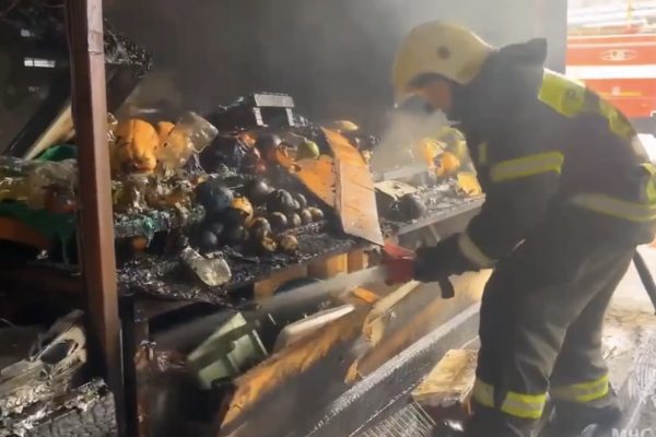 В Астрахани сгорела ярмарка на «тридцатке»