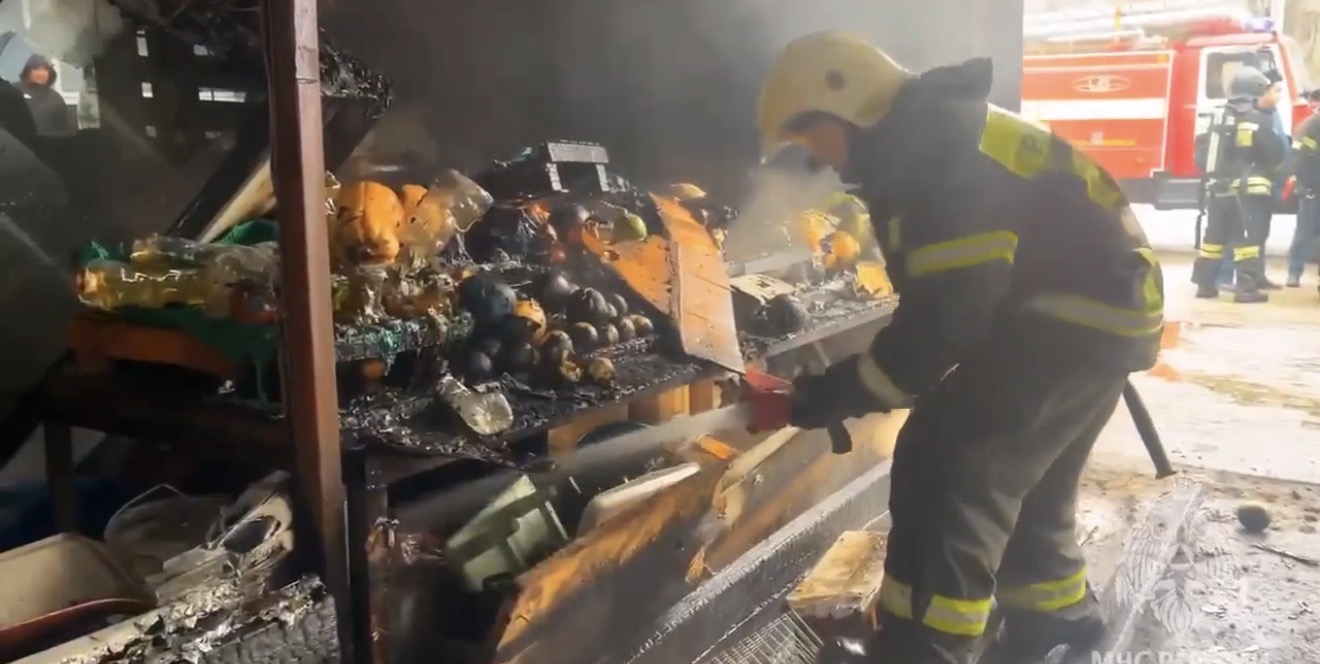 В Астрахани сгорела ярмарка на «тридцатке»