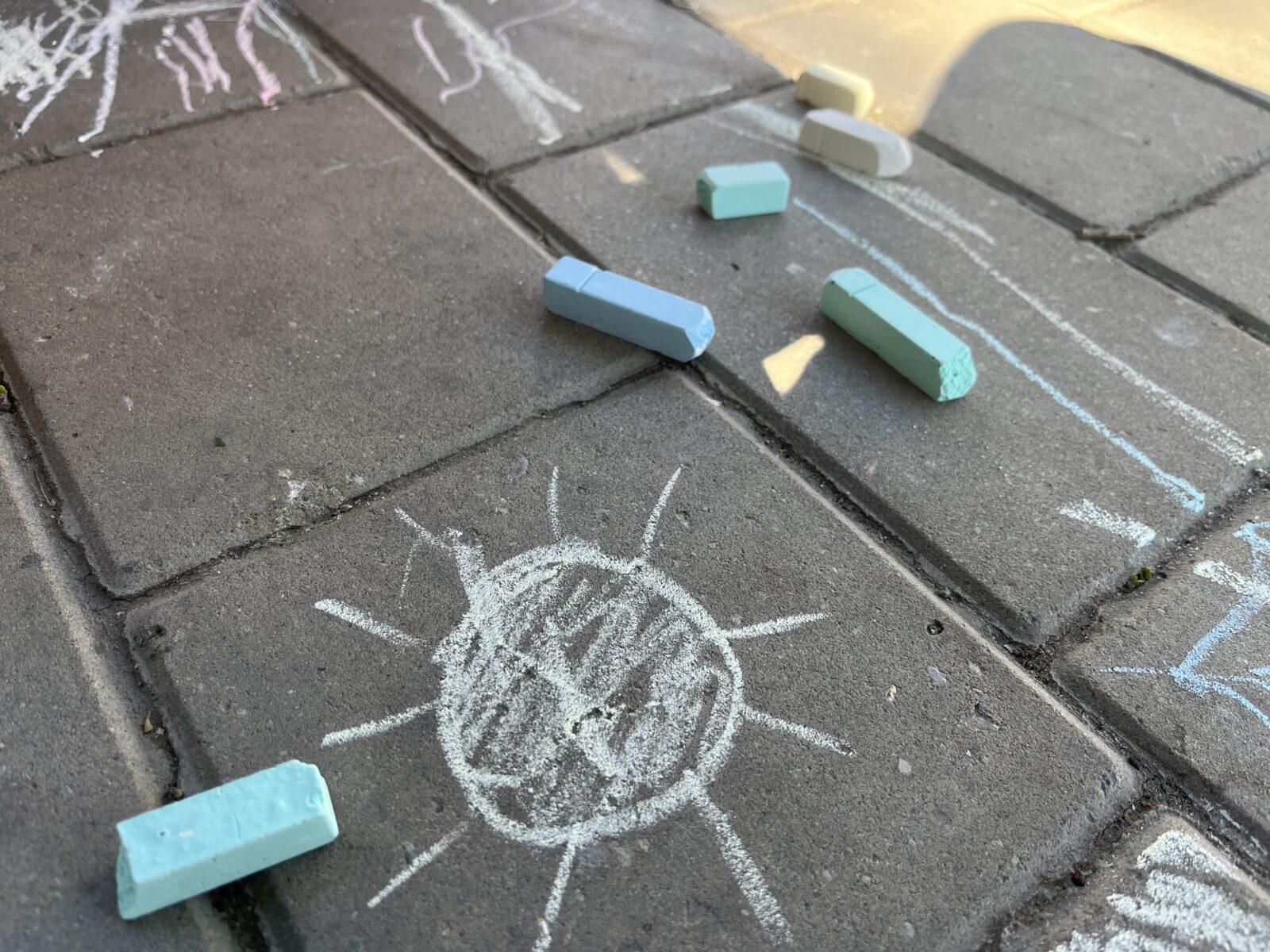 В Астрахани спасатели вызволили 10-месячного малыша из комнаты, которую заперли старшие дети - PRO Астрахань