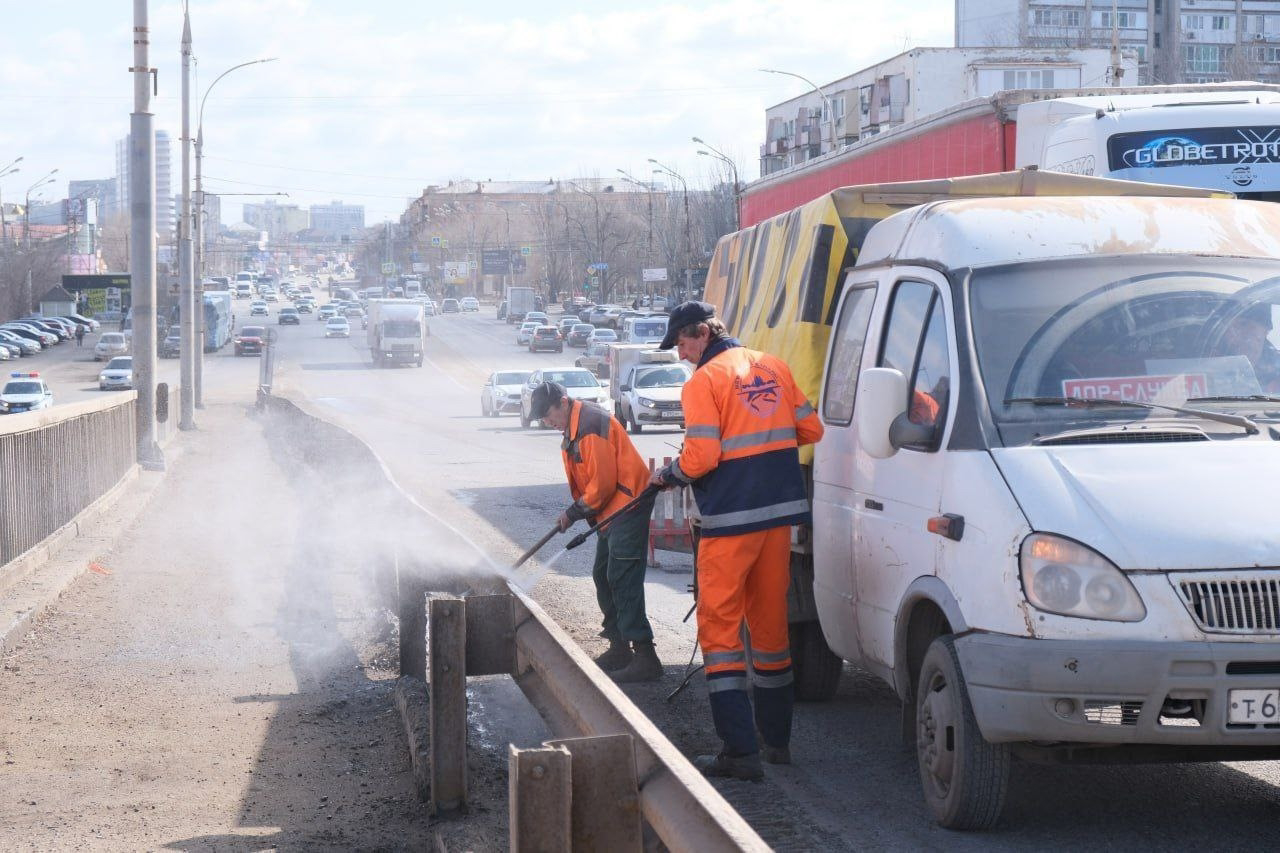 Моют и чистят: в Астрахани коммунальщики взялись за Новый мост - PRO Астрахань