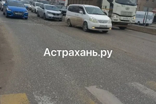 В Астрахани пешеходы и автомобилисты жалуются на опасный щебень на дороге
