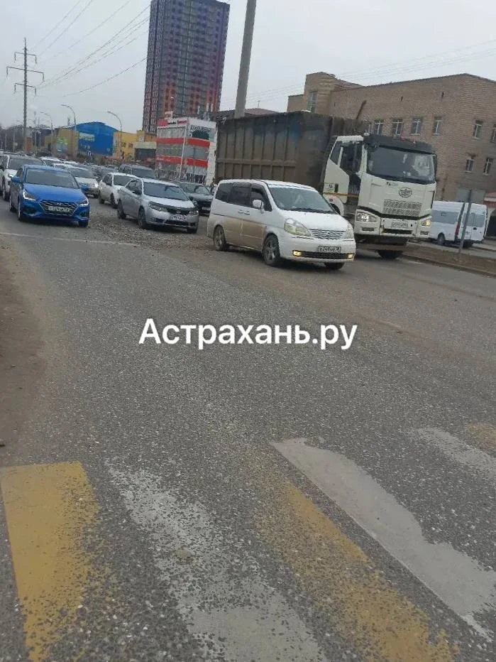 В Астрахани пешеходы и автомобилисты жалуются на опасный щебень на дороге