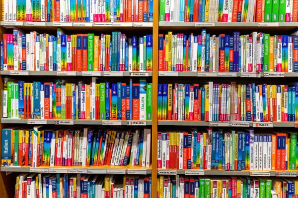 Стал известен перечень книг, которые в России будут маркировать из-за упоминания наркотиков