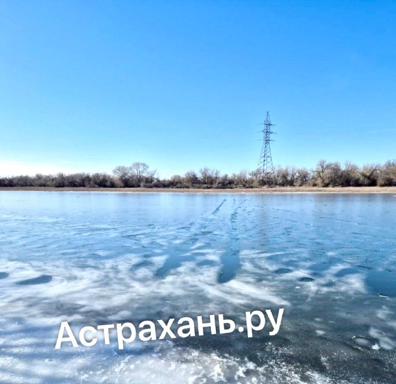 Астраханцы пересекают тающий лед на реках на автомобилях, рискуя жизнью